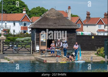 Mitglieder des Great Yarmouth Model Boating Club auf den Wasserwegen Stockfoto