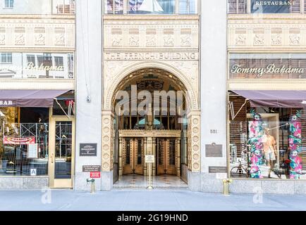 Das Fred F French Building, 551 Fifth Avenue, ist ein Wahrzeichen der Innenstadt, das für seine verglaste Terrakotta bekannt ist. Stockfoto