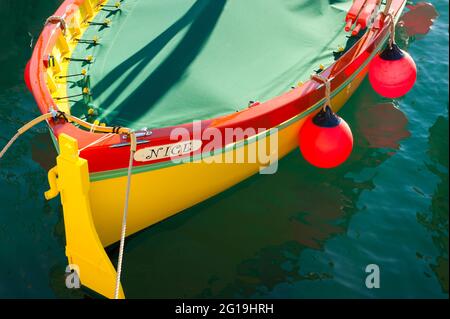 Detail eines farbenfrohen pointu Fischerbootes moore im Hafen von Nizza, Frankreich Stockfoto