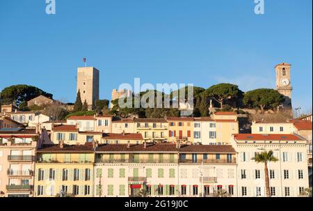 Le Suquet ist das ältere Viertel, das den Mont Chevalier in Cannes, Frankreich, abdeckt Stockfoto