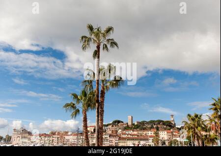 Le Suquet ist das ältere Viertel, das den Mont Chevalier in Cannes, Frankreich, abdeckt Stockfoto