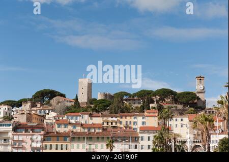 Le Suquet ist das ältere Viertel, das den Mont Chevalier in Cannes, Frankreich, abdeckt Stockfoto