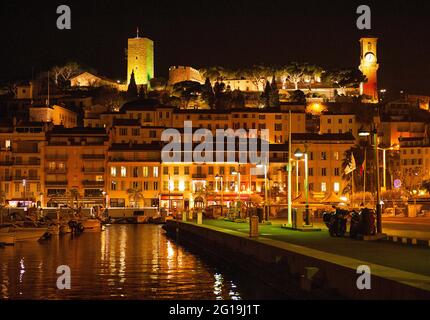 Das alte Viertel Le Suquet und der Vieux-Port bei Nacht, Cannes, Frankreich Stockfoto