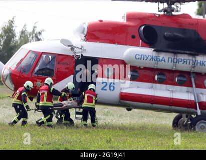 Non Exclusive: HAI, UKRAINE - 4. JUNI 2021 - Retter tragen eine "verletzte" Person zu einem Hubschrauber während der Spezialübungen des ukrainischen Staatlichen Notstands Stockfoto