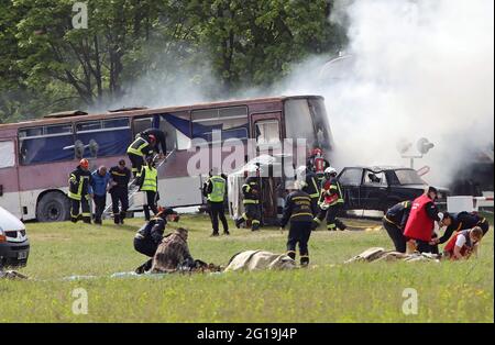 Non Exclusive: HAI, UKRAINE - 4. JUNI 2021 - Rettungskräfte üben ihre erste-Hilfe-Maßnahmen während eines Unfalls im Rahmen der Spezialübungen der Ukrainer Stockfoto