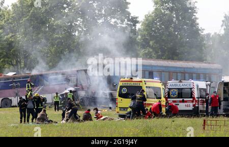 Non Exclusive: HAI, UKRAINE - 4. JUNI 2021 - Rettungskräfte üben ihre erste-Hilfe-Maßnahmen während eines Unfalls im Rahmen der Spezialübungen der Ukrainer Stockfoto