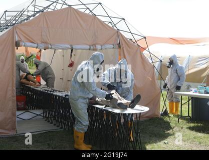 Non Exclusive: HAI, UKRAINE - 4. JUNI 2021 - Retter in Schutzanzügen und Gasmasken demonstrieren erste-Hilfe-Aktionen während der Spezialübungen der Stockfoto