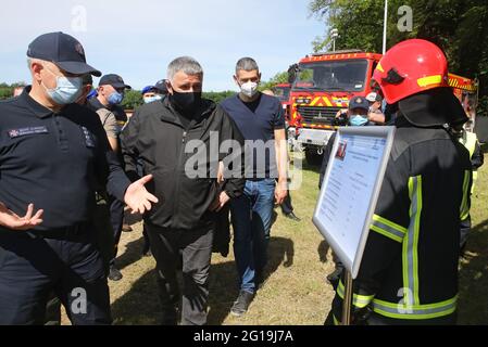 Nicht exklusiv: HAI, UKRAINE - 4. JUNI 2021 - Leiter des staatlichen Notdienstes der Ukraine Mykola Tschetschotkin und Innenministerin der Ukraine Stockfoto