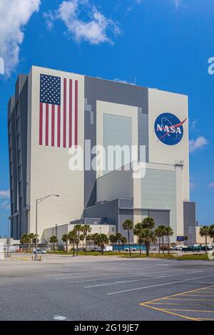 KENNEDY SPACE CENTER, USA - 27. APRIL 2014: Das riesige NASA Vehicle Assembly Building (VAB) im Kennedy Space Center, Florida. Stockfoto