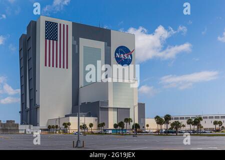 KENNEDY SPACE CENTER, USA - 27. APRIL 2014: Das riesige NASA Vehicle Assembly Building (VAB) im Kennedy Space Center, Florida. Stockfoto