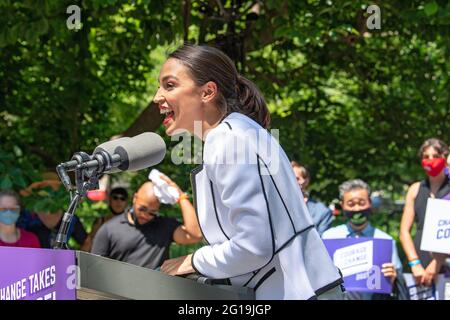 Die Kongressabgeordnete der Vereinigten Staaten, Alexandria Ocasio-Cortez, spricht bei einer Kundgebung vor dem Rathaus in New York City. Die Vertreterin Alexandria Ocasio-Cortez unterstützt Juumane Williams als Public Advocate, Brad Lander als Comptroller sowie 60 progressive New Yorker Stadtratanwärter, die sich über alle fünf Bezirke erstrecken und das Courage to Change Pledge ergriffen haben. (Foto von Ron Adar / SOPA Images/Sipa USA) Stockfoto