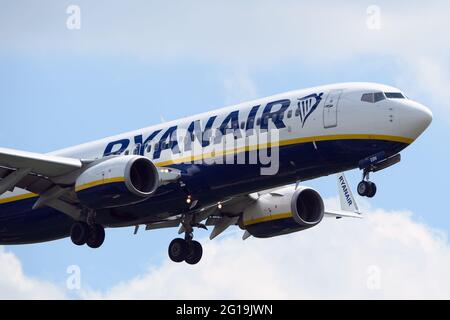 CASTLE DONININGTON, GROSSBRITANNIEN. 6. JUNI: Ryanair Boeing 737-8AS Ei-EBN steigt in den Flughafen East Midlands ein. Samstag, 5. Juni 2021. (Quelle: Jon Hobley, Mi News) Stockfoto