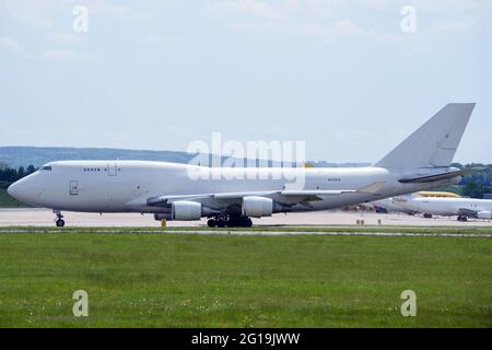 CASTLE DONININGTON, GROSSBRITANNIEN. JUNI: Kalitta Air Boeing 747-446 (BCF) rollt am Flughafen East Midlands. Samstag, 5. Juni 2021. (Quelle: Jon Hobley, Mi News) Stockfoto