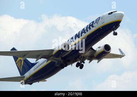 CASTLE DONININGTON, GROSSBRITANNIEN. 6. JUNI: Ryanair Boeing 737-8AS Ei-EBN hebt vom Flughafen East Midlands nach Faro ab. Samstag, 5. Juni 2021. (Quelle: Jon Hobley, Mi News) Stockfoto