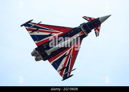 CASTLE DONININGTON, GROSSBRITANNIEN. 6. JUNI ZJ914 Royal Air Force Eurofighter Typhoon FGR4 lackiert in 'Union Flag'-Lackierung, pilotiert von Flt LT James Sainty von 29 Squadron 2021 RAF Typhoon Display das Team macht sich auf den Kopf zum Midlands Air Festival in der Ragley Hall. Flughafen East Midlands. Samstag, 5. Juni 2021. (Quelle: Jon Hobley, Mi News) Stockfoto