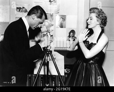 CARY GRANT fotografiert DEBORAH KERR am Set Candid in den MGM Studios in Hollywood während der Dreharbeiten zur TRAUMFRAU 1953 Regisseur SIDNEY SHELDON Schriftsteller Sidney Sheldon Herbert Baker und Alfred Lewis Levitt Damenkostüme Helen Rose Metro Goldwyn Mayer Stockfoto