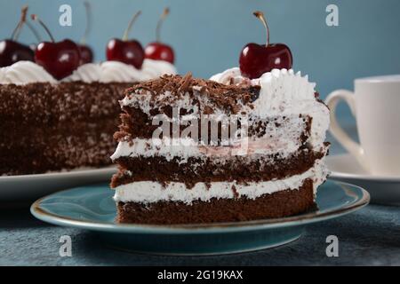 Schwarzwälder Kuchen, Schwarzwald Kuchen, dunkle Schokolade und Kirsche Dessert . Schwarzer Waldkuchen mit Schlagsahne und Kirschen. Stockfoto