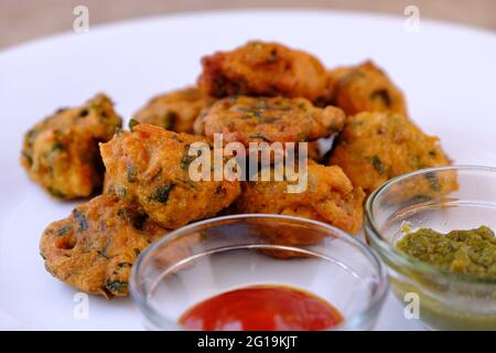 Indischer Snack Pakora mit Tomatensauce oder Chutney Stockfoto