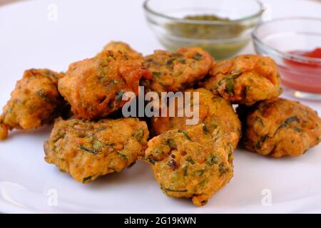 Indischer Snack Pakora mit Tomatensauce oder Chutney Stockfoto