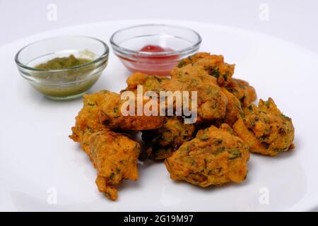 Indischer Snack Pakora mit Tomatensauce oder Chutney Stockfoto