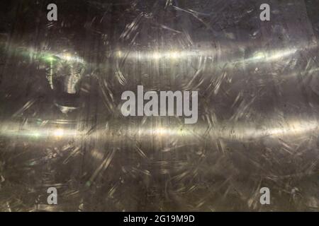Zerkratzter, glänzender Aluminiumblechboden mit Vollformathintergrund Stockfoto