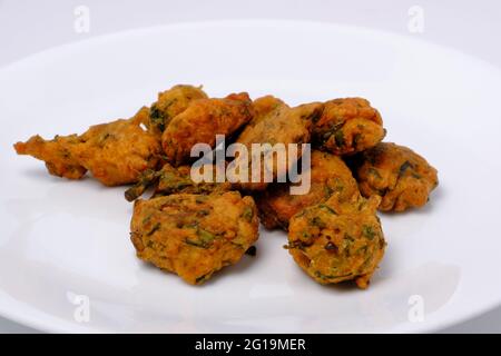 Indischer Snack Pakora mit Tomatensauce oder Chutney Stockfoto