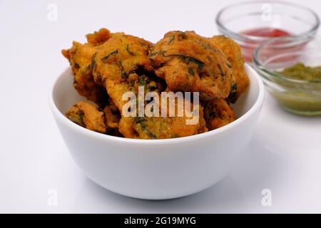 Indischer Snack Pakora mit Tomatensauce oder Chutney Stockfoto