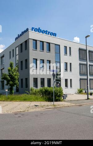 Dresden, Deutschland. Juni 2021. Das Robotron Schulungszentrum in der Stuttgarter Straße. 230 Mitarbeiter der Robotron Datenbank-Software GmbH erhalten ihre erste Impfung mit dem Impfstoff von BioNTech-Pfizer von einem mobilen Impfteam des DRK (Deutsches Rotes Kreuz). Quelle: Daniel Schäfer/dpa-Zentralbild/dpa/Alamy Live News Stockfoto