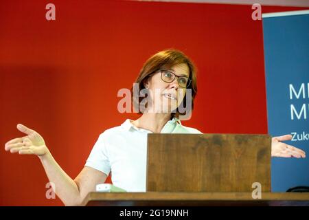 Dresden, Deutschland. Juni 2021. Nicole Porzig, DRK-Vorstandsmitglied, spricht vor Beginn der Impfung am Firmensitz der Robotron Datenbank-Software GmbH. 230 Mitarbeiter der Robotron Datenbank-Software GmbH erhalten ihre erste Impfung mit dem Impfstoff von BioNTech-Pfizer von einem mobilen Impfteam des DRK (Deutsches Rotes Kreuz). Quelle: Daniel Schäfer/dpa-Zentralbild/dpa/Alamy Live News Stockfoto