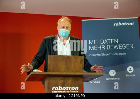 Dresden, Deutschland. Juni 2021. Ulf Heinemann, Geschäftsführer von Robotron, spricht vor Beginn der Impfung am Firmensitz der Robotron Datenbank-Software GmbH. 230 Mitarbeiter der Robotron Datenbank-Software GmbH erhalten ihre erste Impfung mit dem Impfstoff von BioNTech-Pfizer von einem mobilen Impfteam des DRK (Deutsches Rotes Kreuz). Quelle: Daniel Schäfer/dpa-Zentralbild/dpa/Alamy Live News Stockfoto