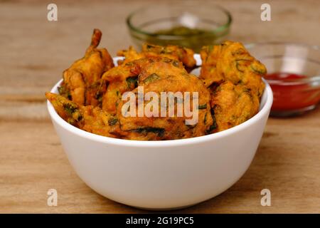 Indischer Snack Pakora mit Tomatensauce oder Chutney Stockfoto