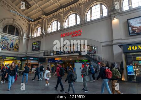 Bremen, Deutschland - 19. August 2019: Innenraum des Bremer Bahnhofs (Bremen Hauptbahnhof) mit Menschen mit Rucksack in Bremen, Deutschland Stockfoto