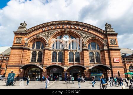 Bremen, Deutschland - 19. August 2019: Fassade des Bremer Bahnhofs (Bremen Hauptbahnhof) mit Menschen in Bremen, Deutschland Stockfoto