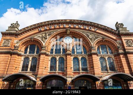 Bremen, Deutschland - 19. August 2019: Fassade des Bremer Hauptbahnhofs in Bremen, Deutschland Stockfoto