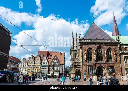 Bremen, Deutschland - 19. August 2019: Bremer Marktplatz und das Bremer Rathaus mit Menschen in Bremen, Deutschland Stockfoto
