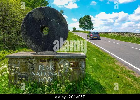 Ein Mühlstein, der die Grenze des Peak District National Park am Rande von Sheffield, South Yorkshire, Nordengland, Großbritannien, markiert Stockfoto