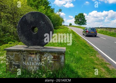 Ein Mühlstein, der die Grenze des Peak District National Park am Rande von Sheffield, South Yorkshire, Nordengland, Großbritannien, markiert Stockfoto