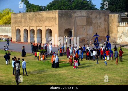 Lahore, Pakistan. Juni 2021. 6. Juni 2021 - Pakistani genießen Morgenspaziergang und Übungen während des Besuchs im historischen Shalimar Garten nach fast drei Monaten . Regierungsbeamte öffnen die Parks, Gärten und andere öffentliche Plätze nach der dritten Welle von Covid-19 in Lahore wieder (Foto: Rana Sajid Hussain/Pacific Press/Sipa USA) Quelle: SIPA USA/Alamy Live News Stockfoto