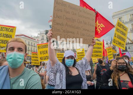 Madrid, Spanien. Juni 2021. 5. Juni 2021 - die neue Stromrechnung, die letzte Woche in Kraft getreten ist, hat eine Welle der Kritik von Verbrauchern ausgelöst, die in der Puerta del Sol inszeniert wurde. Auf dem zentralen Madrider Platz versammeln sich Dutzende von Bürgern, um gegen einen, wie sie es als „Raub“ bezeichnen, zu protestieren. (Foto von Alberto Sibaja/Pacific Press/Sipa USA) Quelle: SIPA USA/Alamy Live News Stockfoto