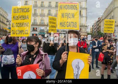 Madrid, Spanien. Juni 2021. 5. Juni 2021 - die neue Stromrechnung, die letzte Woche in Kraft getreten ist, hat eine Welle der Kritik von Verbrauchern ausgelöst, die in der Puerta del Sol inszeniert wurde. Auf dem zentralen Madrider Platz versammeln sich Dutzende von Bürgern, um gegen einen, wie sie es als „Raub“ bezeichnen, zu protestieren. (Foto von Alberto Sibaja/Pacific Press/Sipa USA) Quelle: SIPA USA/Alamy Live News Stockfoto