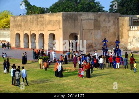 Lahore, Pakistan. Juni 2021. 6. Juni 2021 - Pakistani genießen Morgenspaziergang und Übungen während des Besuchs im historischen Shalimar Garten nach fast drei Monaten . Regierungsbeamte öffnen die Parks, Gärten und andere öffentliche Plätze nach der dritten Welle von Covid-19 in Lahore wieder (Foto: Rana Sajid Hussain/Pacific Press/Sipa USA) Quelle: SIPA USA/Alamy Live News Stockfoto