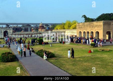 Lahore, Pakistan. Juni 2021. 6. Juni 2021 - Pakistani genießen Morgenspaziergang und Übungen während des Besuchs im historischen Shalimar Garten nach fast drei Monaten . Regierungsbeamte öffnen die Parks, Gärten und andere öffentliche Plätze nach der dritten Welle von Covid-19 in Lahore wieder (Foto: Rana Sajid Hussain/Pacific Press/Sipa USA) Quelle: SIPA USA/Alamy Live News Stockfoto