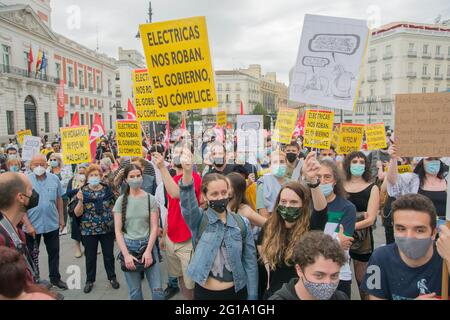 Madrid, Spanien. Juni 2021. 5. Juni 2021 - die neue Stromrechnung, die letzte Woche in Kraft getreten ist, hat eine Welle der Kritik von Verbrauchern ausgelöst, die in der Puerta del Sol inszeniert wurde. Auf dem zentralen Madrider Platz versammeln sich Dutzende von Bürgern, um gegen einen, wie sie es als „Raub“ bezeichnen, zu protestieren. (Foto von Alberto Sibaja/Pacific Press/Sipa USA) Quelle: SIPA USA/Alamy Live News Stockfoto