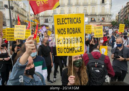 Madrid, Spanien. Juni 2021. 5. Juni 2021 - die neue Stromrechnung, die letzte Woche in Kraft getreten ist, hat eine Welle der Kritik von Verbrauchern ausgelöst, die in der Puerta del Sol inszeniert wurde. Auf dem zentralen Madrider Platz versammeln sich Dutzende von Bürgern, um gegen einen, wie sie es als „Raub“ bezeichnen, zu protestieren. (Foto von Alberto Sibaja/Pacific Press/Sipa USA) Quelle: SIPA USA/Alamy Live News Stockfoto