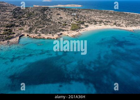 Griechenland, Insel Koufonisi, abgeschiedene Sandstrände, Luftdrohnenblick. Kleine Kykladen atemberaubende Natur, Italida, Fanos Strand, türkisfarbenes Meerwasser, BL Stockfoto