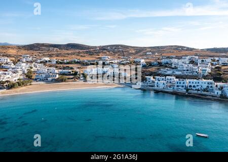 Griechenland, Insel Koufonisi, kleine Kykladen. Luftdrohnenansicht. Pano Koufonisi weiße, traditionelle Dorfgebäude, Sandstrand von Megali Ammos. Ruhiger Turqui Stockfoto