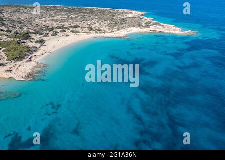 Griechenland, Insel Koufonisi, abgeschiedener Sandstrand, Luftdrohnenblick. Kleine Kykladen atemberaubende Natur, Italida Strand, smaragdgrün, türkisfarbenes Meer wat Stockfoto