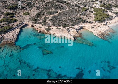 Griechenland, Insel Koufonisi, abgeschiedener Sandstrand, Luftdrohnenblick. Kleine Kykladen atemberaubende Natur, Alexandra Strand, smaragdgrün, türkisfarbenes Meer w Stockfoto