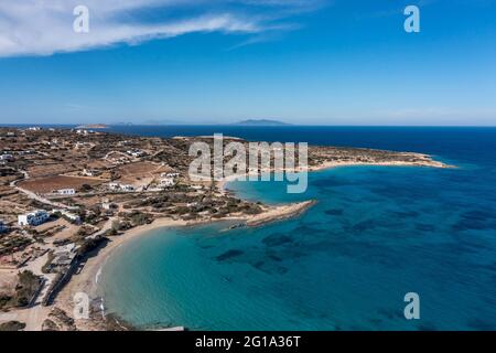 Griechenland, Insel Koufonisi, abgeschiedene Sandstrände, Luftdrohnenblick. Kleine Kykladen atemberaubende Natur, Italida, Fanos Strand, türkisfarbenes Meerwasser, BL Stockfoto