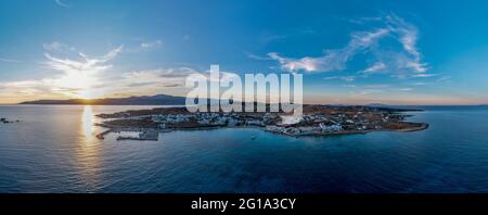 Griechenland, Insel Koufonisi bei Sonnenuntergang. Luftdrohnen-Panoramablick. Pano Koufonisi kleines Kykladenpanorama, traditionelle Gebäude, Sandstrand, Hafen und Stockfoto